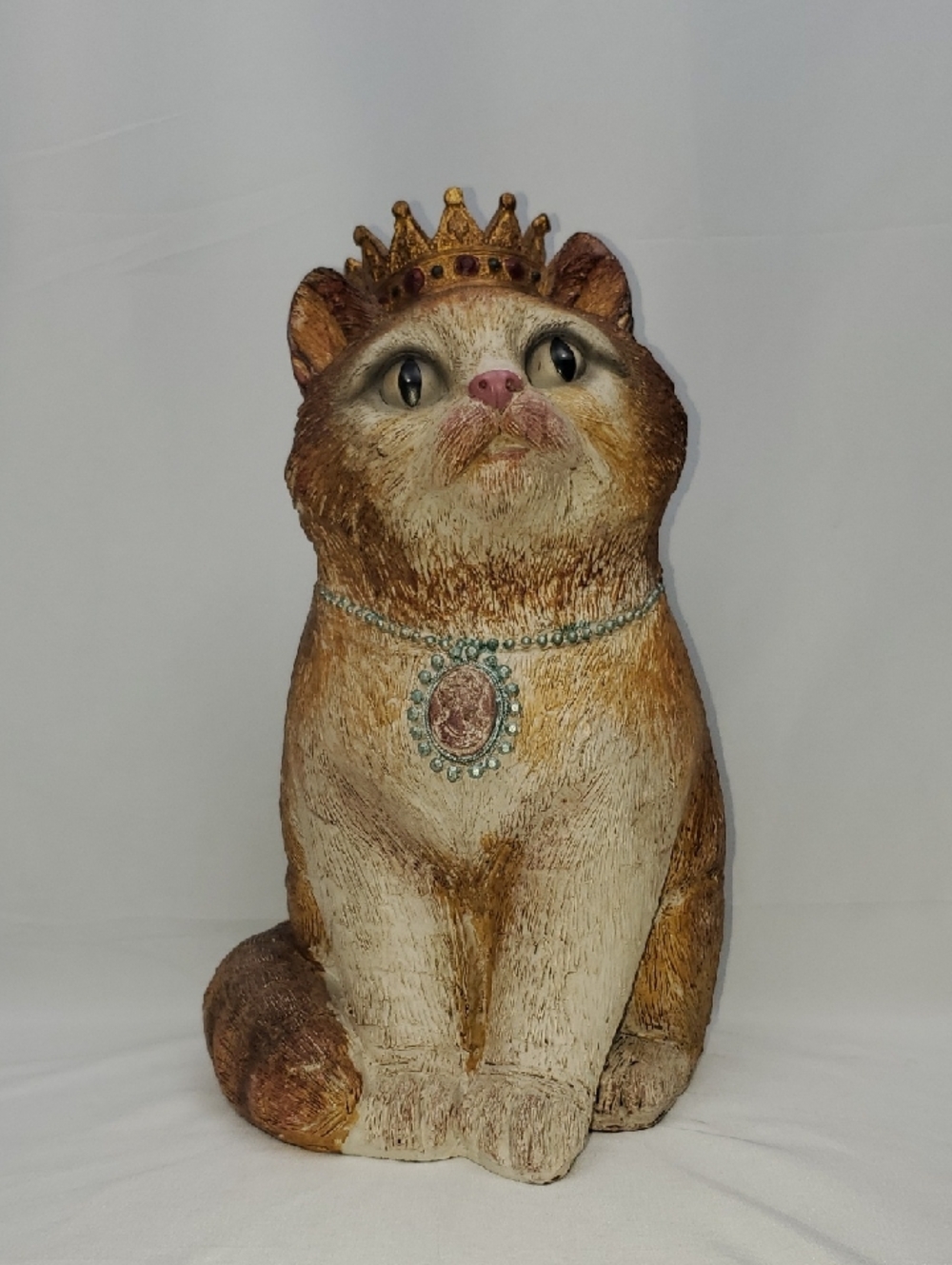 Polystone Katzenkönigin Cat Queen Sculpture in a retro antique style.